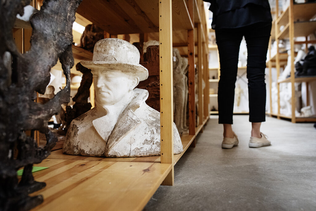 Hyllorna i magasin 3 är fulla med modeller till olika offentliga verk.