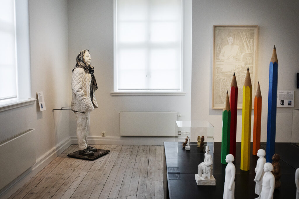 I ett rum på museet står en modell av Marie-Louise Ekmans Margareta Krook-staty.