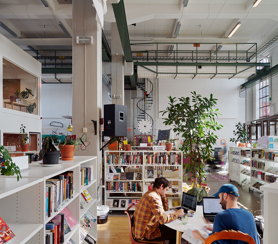 Tre folkbibliotek värda ett besök – enligt Dan Hallemar och Bert Leandersson.
Garaget Malmö.
”Ett nytt sorts bibliotek, lokalsamhället är nyckeln och lokalsamhället får låna nyckeln”.
Foto: Bert Leandersson
