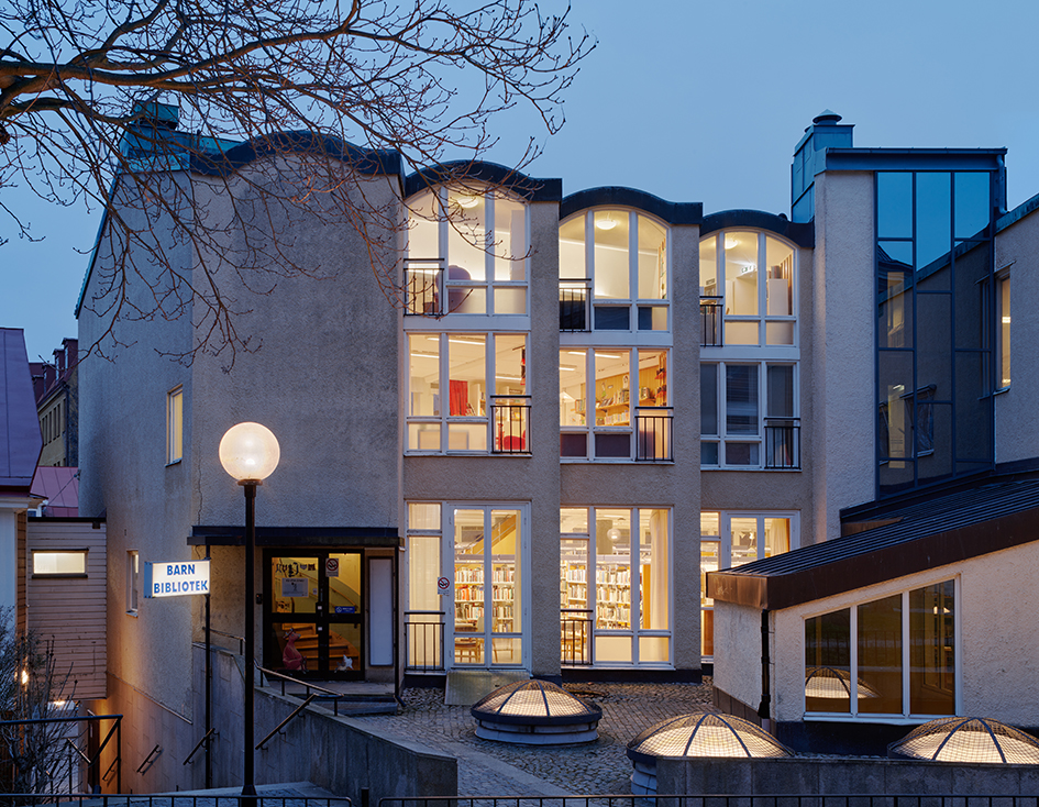 Karlskrona stadsbibliotek.
”Högtidligt och folkligt – vardagens skyltfönster och stormaktens torg”.
Foto: Bert Leandersson
