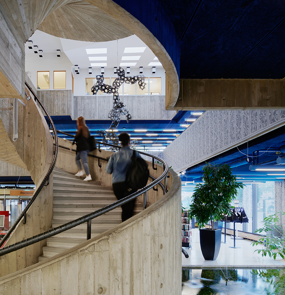 Norrköping stadsbibliotek.
”Lekfullt och brutalt samtidigt – inga räta vinklar plus betong”.
Foto: Bert Leandersson