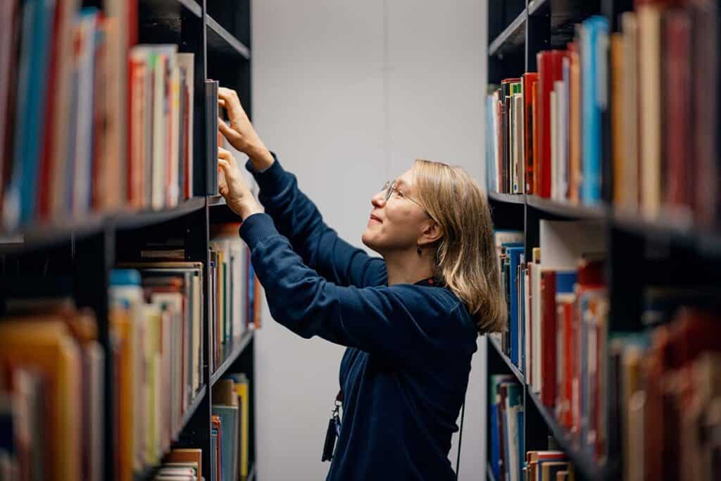 Daniela Floman är inköpsansvarig för skönlitteratur för vuxna på Sundbybergs bibliotek. Foto: Jonas Eng.