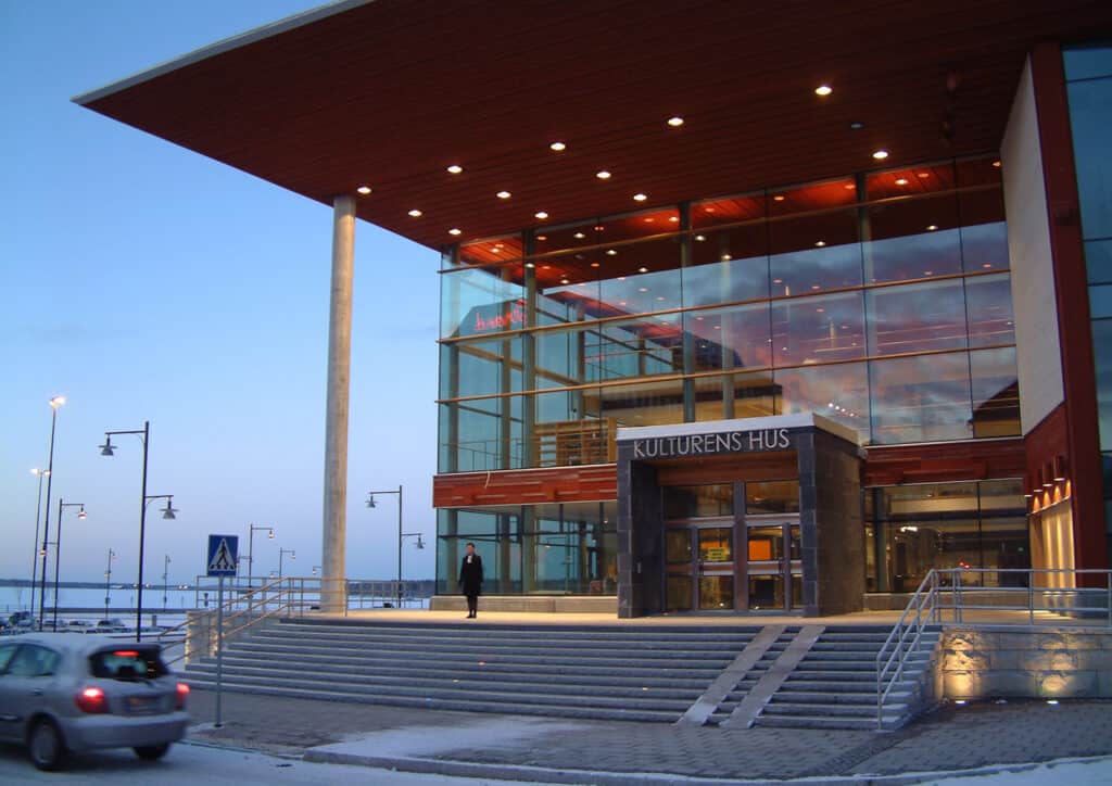 Bygganden, som invigdes 2007, är signerad arkitekterna Tirsen & Aili arkitekter och är resultatet av en inbjuden tävling.