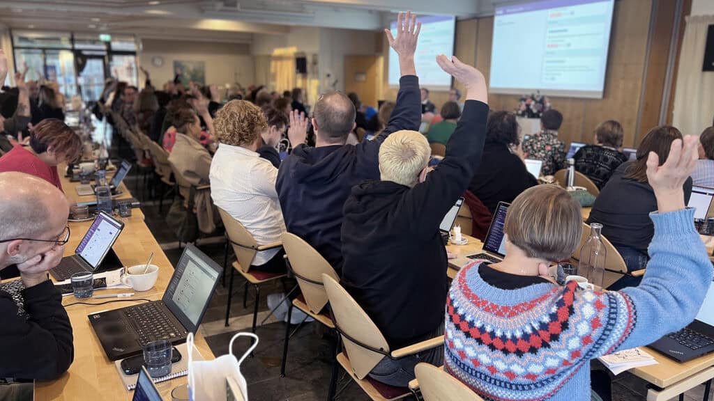 Flera omröstningar löstes med acklamation eller handuppräckning.