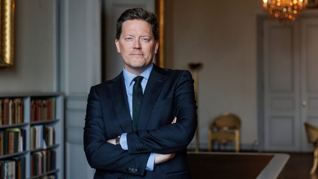 Från sitt arbetsrum har slottsbibliotekarien Arvid Jakobsson utsikt över Logården. Här hade Svenska Akademien tidigare hade sina sammanträden.