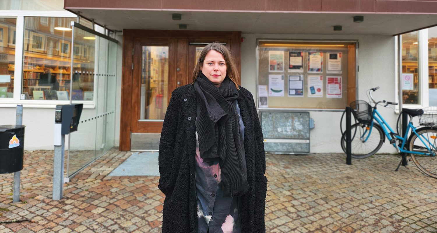 Carolina Dennisdotter ute Carolina Dennisdotter är bibliotekarie i grunden men arbetar numera heltid som kommunombud för DIK på Göteborgs stads Sacokansli. Hon är även huvudskyddsombud på stadens kulturförvaltning.