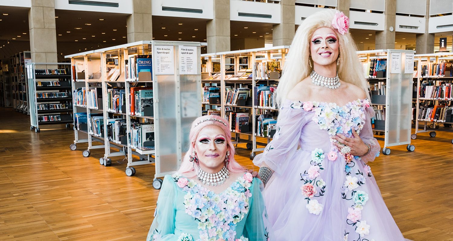 Drag queen story hour foto biblioteken i Malmö_red Sagostund bibliotek