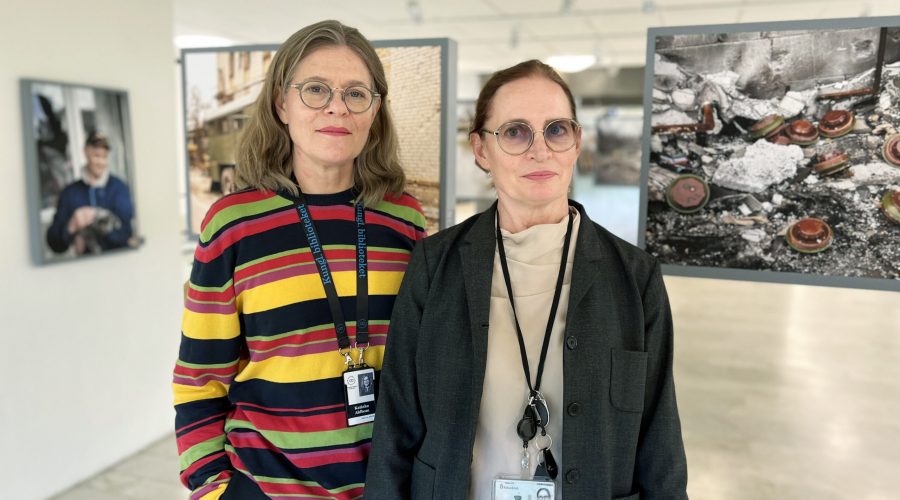 Katinka Johanna Foto Rebecka Gordan Katinka Ahlbom och Johanna Fries Markiewicz på plats i utställningen som visas i Riksarkivets lokaler fram till 30 september.